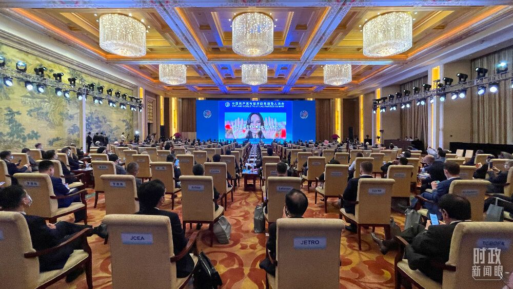 △与会嘉宾观看峰会暖场片。（总台央视记者杨新禹拍摄）