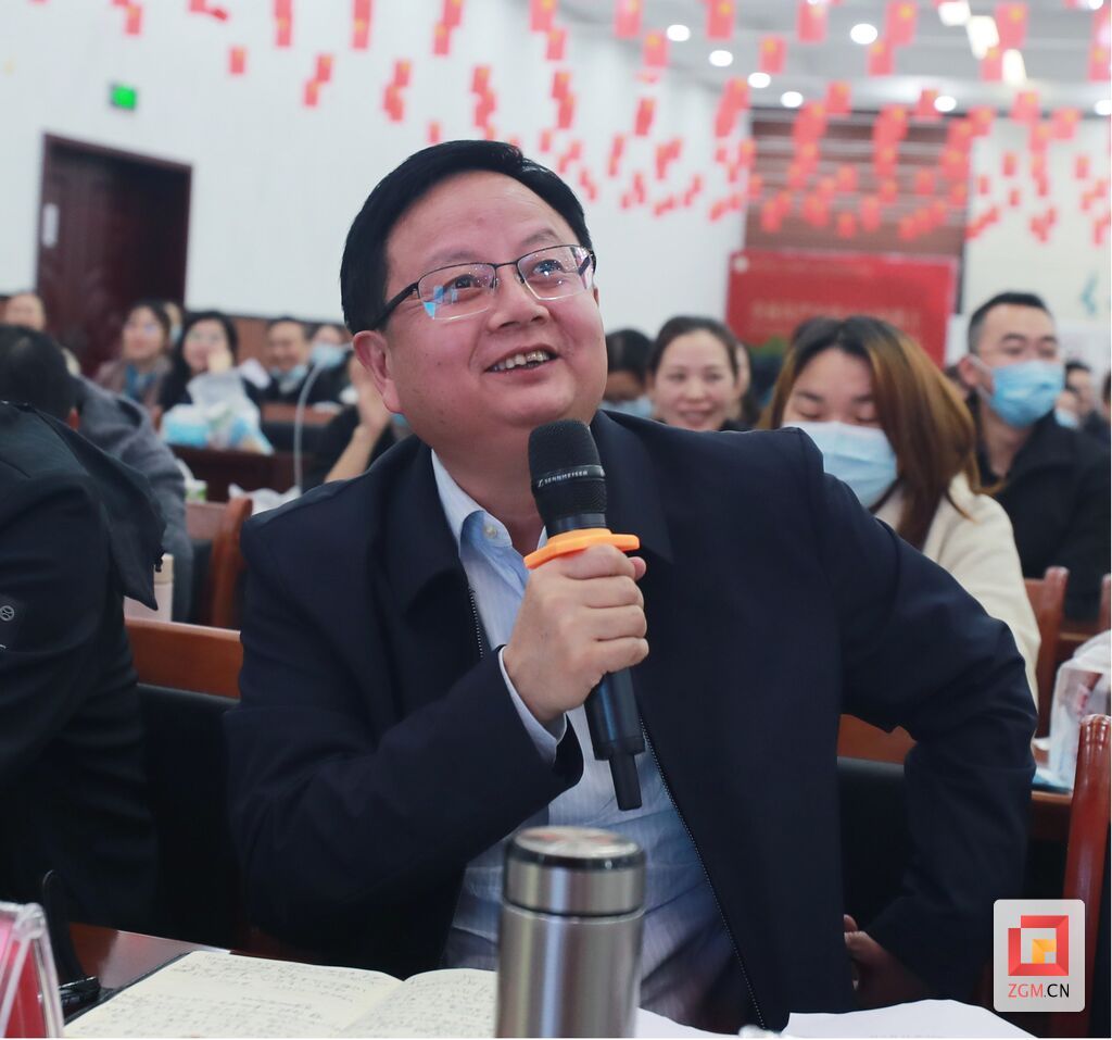 图：党委副书记、院长丁中印现场提问