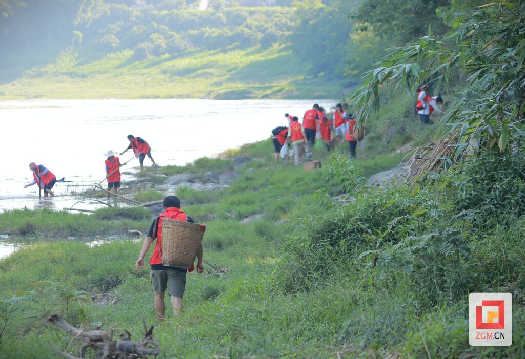 4、艾家村常年組織的“河小青”志愿服務(wù)隊，眾手護江的紅色身影已成為沱江邊的一道靚麗風(fēng)景（自貢市融媒體中心 記者 芶思 攝).jpg
