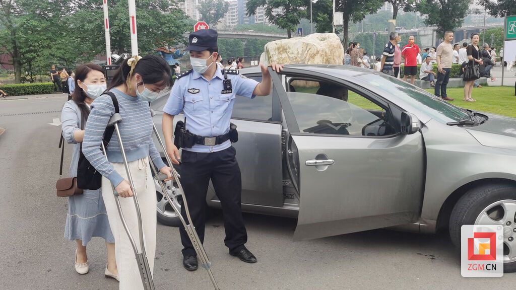 为摔伤考生保驾护航.jpg