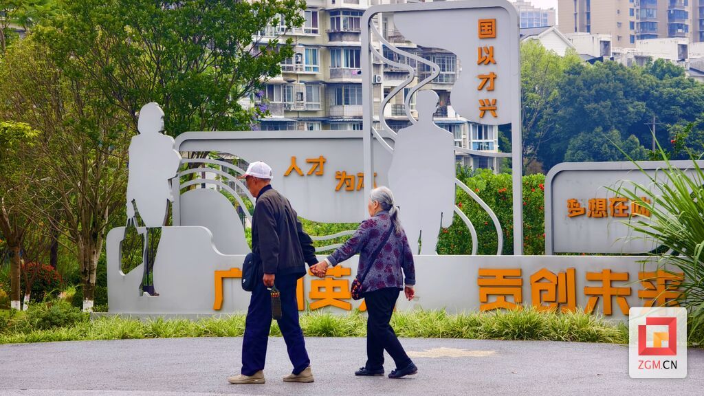 市民在翁田公园漫步 记者罗祥瑞摄.jpg