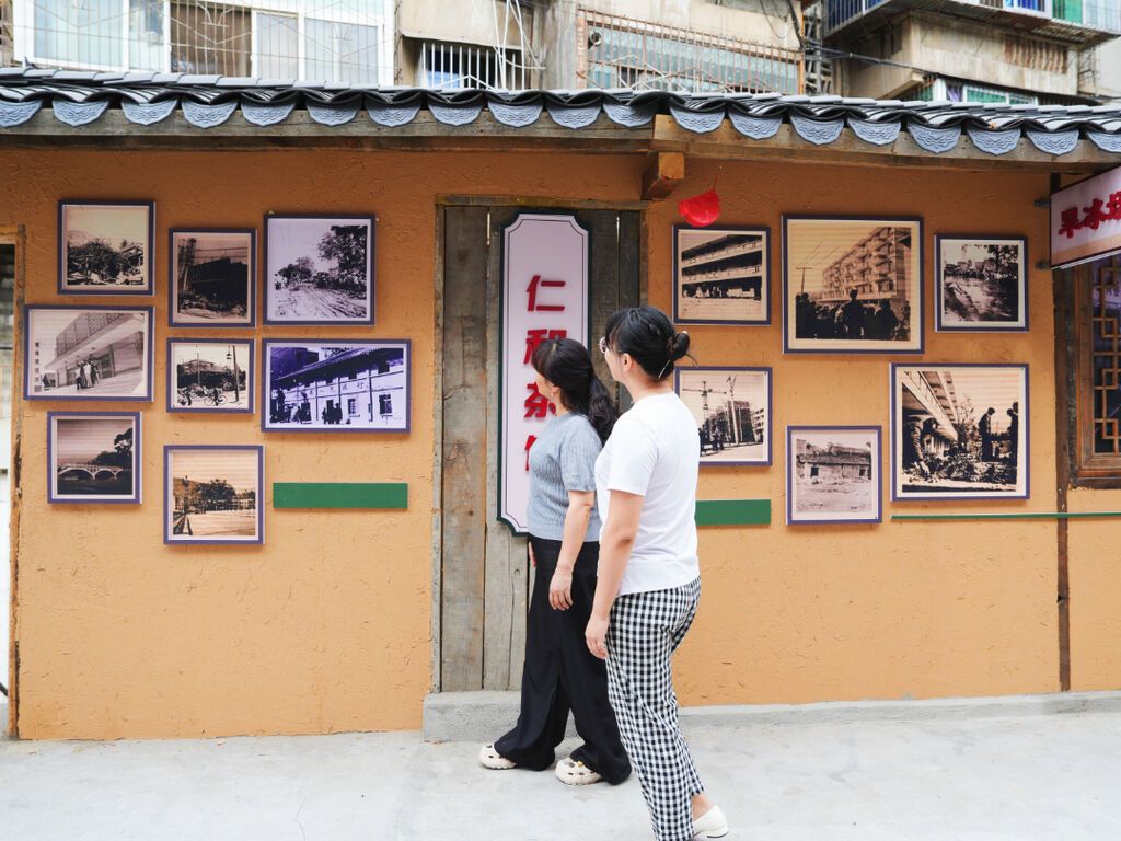 改造后的小院焕然一新，吸引市民前来参观、打卡 (1).JPG