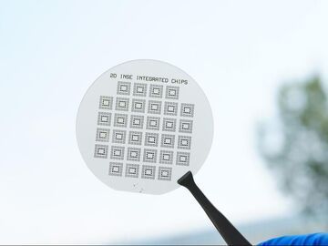 中国科学家首创“蒸笼”方法“长出”高性能晶体管新材料