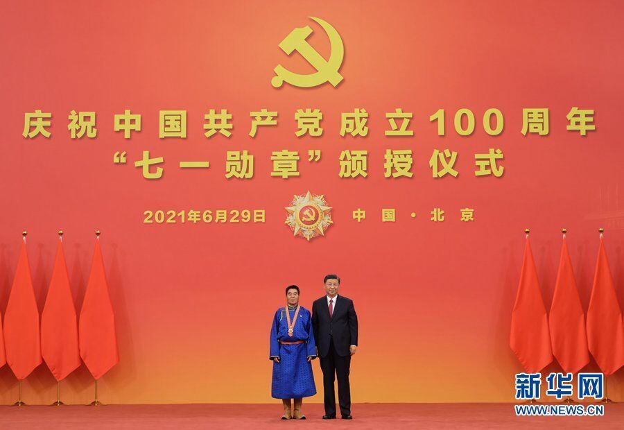 6月29日，庆祝中国共产党成立100周年“七一勋章”颁授仪式在北京人民大会堂金色大厅隆重举行。中共中央总书记、国家主席、中央军委主席习近平向“七一勋章”获得者廷·巴特尔颁授勋章。新华社记者 李学仁 摄