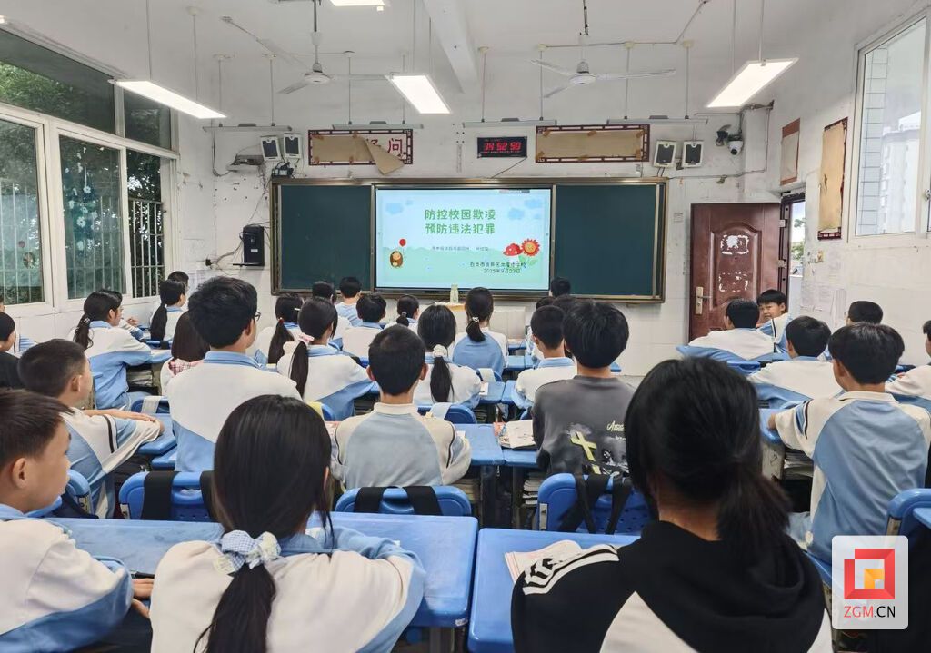 同学们认真聆听.jpg