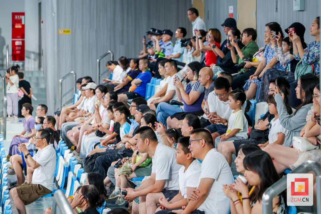 市民认真观赛 记者 周馨钰 摄.JPG