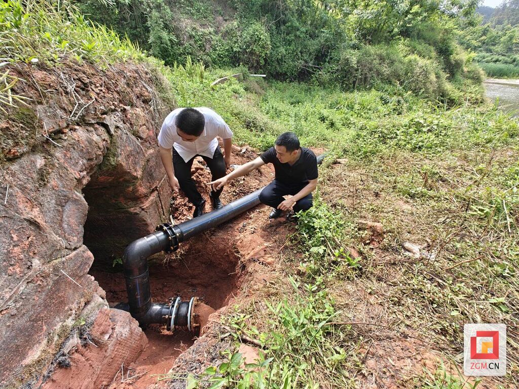 檢查白倉(cāng)村改造后的抽水管道.jpg