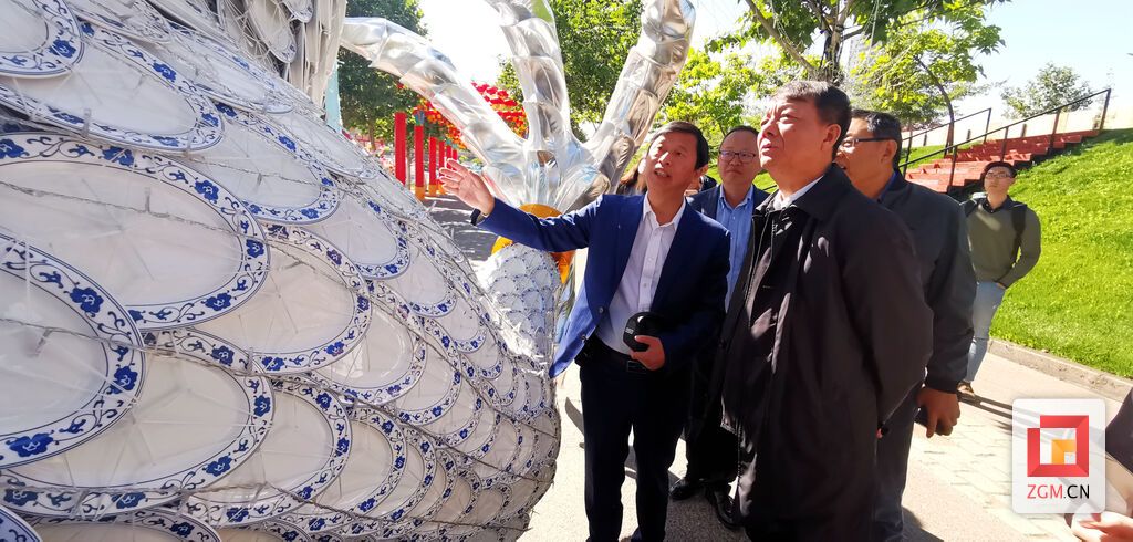 中宣部推廣局張雁彬局長視察智利中國彩燈節(jié)項(xiàng)目現(xiàn)場(chǎng).jpg