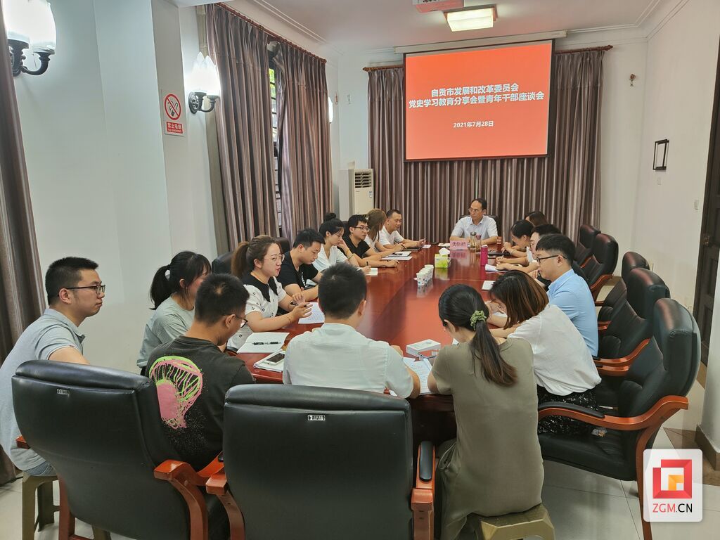 重視青年干部成長(zhǎng)-青年干部座談會(huì).jpg
