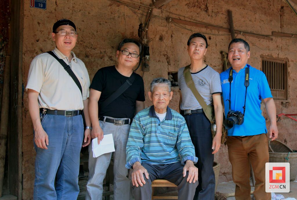 攝影采訪人員與謝少華合影（左起：鄧四海、胡智斌、謝少華、史美和、余建平）.jpg