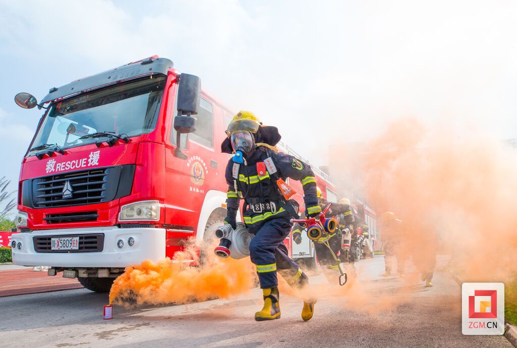 盐马路消防站进行高层建筑灭火操演练