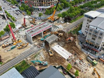 一觉醒来双车道变四车道，2500吨新桥“塞”进广达铁路