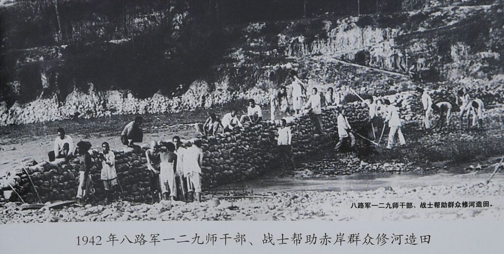 图：1942年八路军一二九师干部、战士帮助赤岸群众修河造田。图片由邯郸日报社提供。