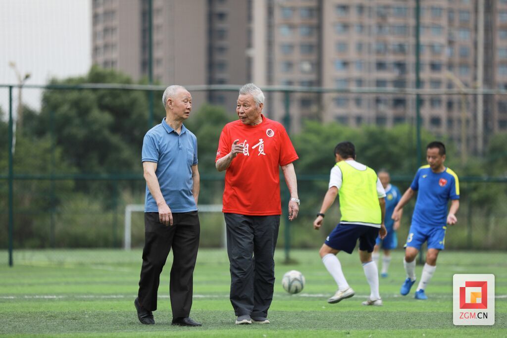 胡昭宜（左）和徐良才再次相逢绿茵场.jpg