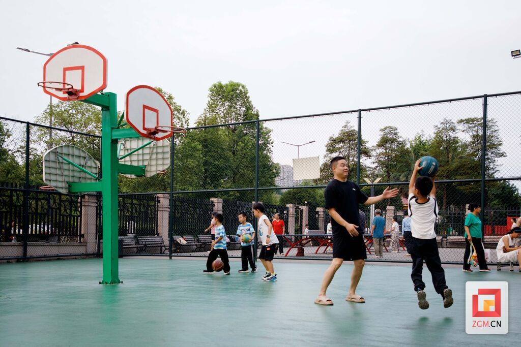 家长与孩子一起打篮球 记者 曾涛 摄.jpg