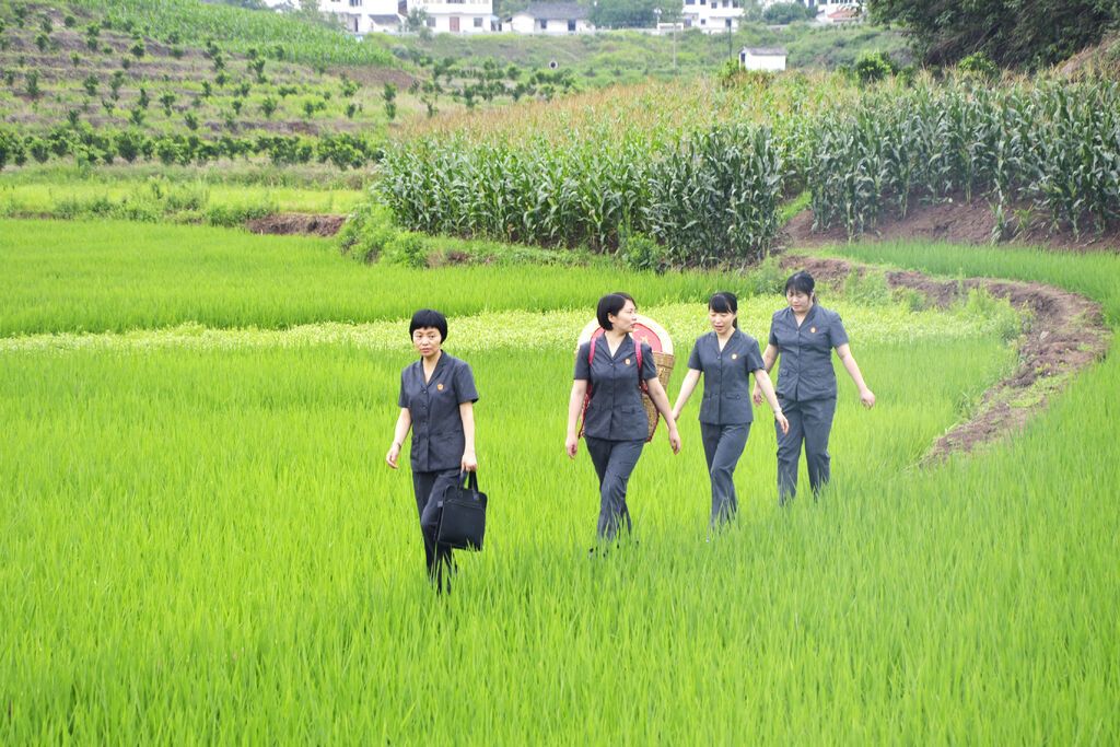模范法官刘萍巡回审判的路上.JPG