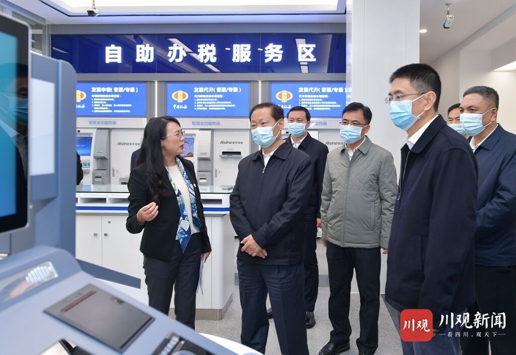 10月28日，省委书记彭清华到川渝高竹新区调研，来到广安市和重庆市渝北区税务局联合设立的税费征管服务中心，询问探索跨省一体化税费征管体制机制改革进展。