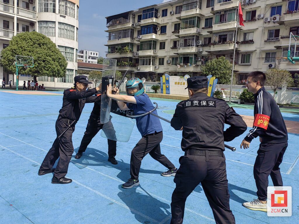 安保人員,、護(hù)學(xué)崗男教師攔截歹徒.jpg