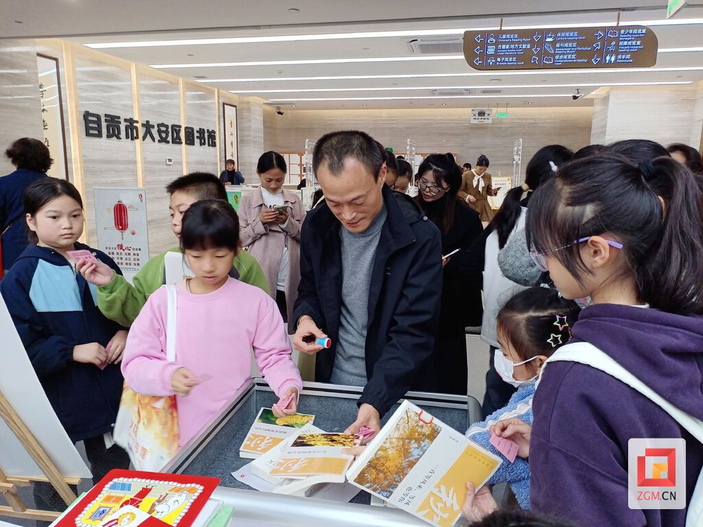 盖上印章 记者 陈凡逸 摄.jpg