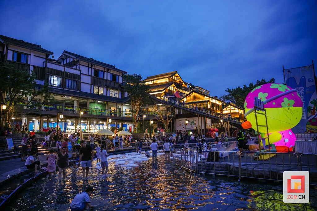 自流井老街夜色璀璨,市民戏水纳凉度夏 记者 宋姿熠 摄.jpg