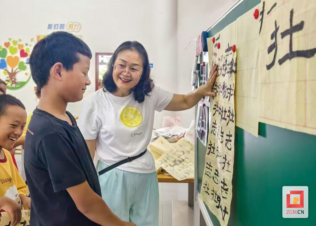 呂金鳳指導(dǎo)孩子們作業(yè).jpg