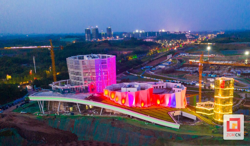 图：航拍建设中的自贡展览中心室外亮化工程安装