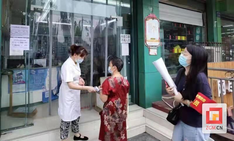 市市場監(jiān)管局工作人員對我市零售藥店開展督察檢查