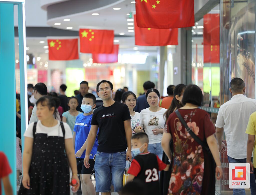 萬達(dá)廣場(chǎng)內(nèi)洋溢著節(jié)日的氛圍?羅祥瑞攝