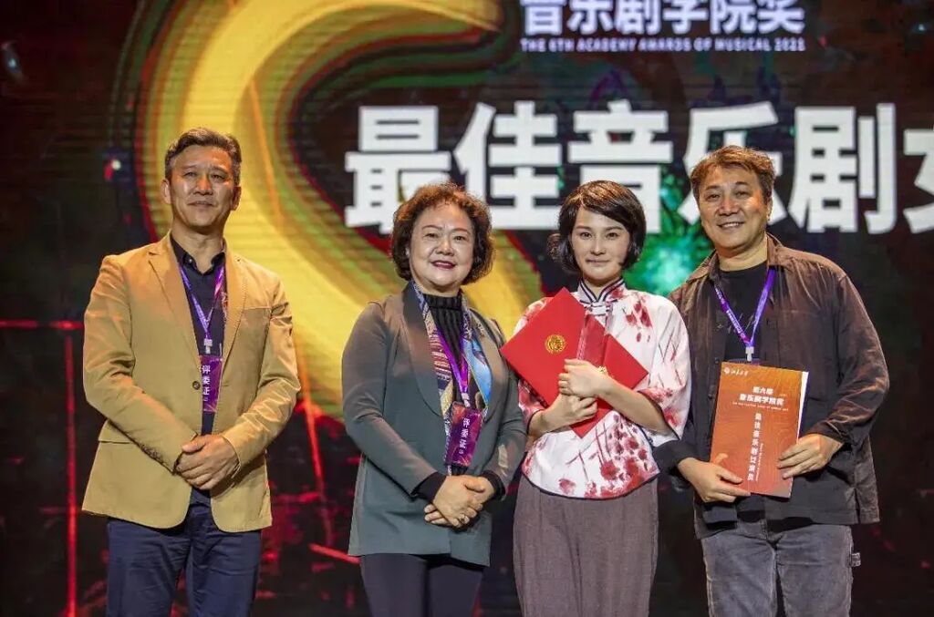蔣倩茹（右二）獲“最佳音樂(lè)劇女演員”獎(jiǎng)