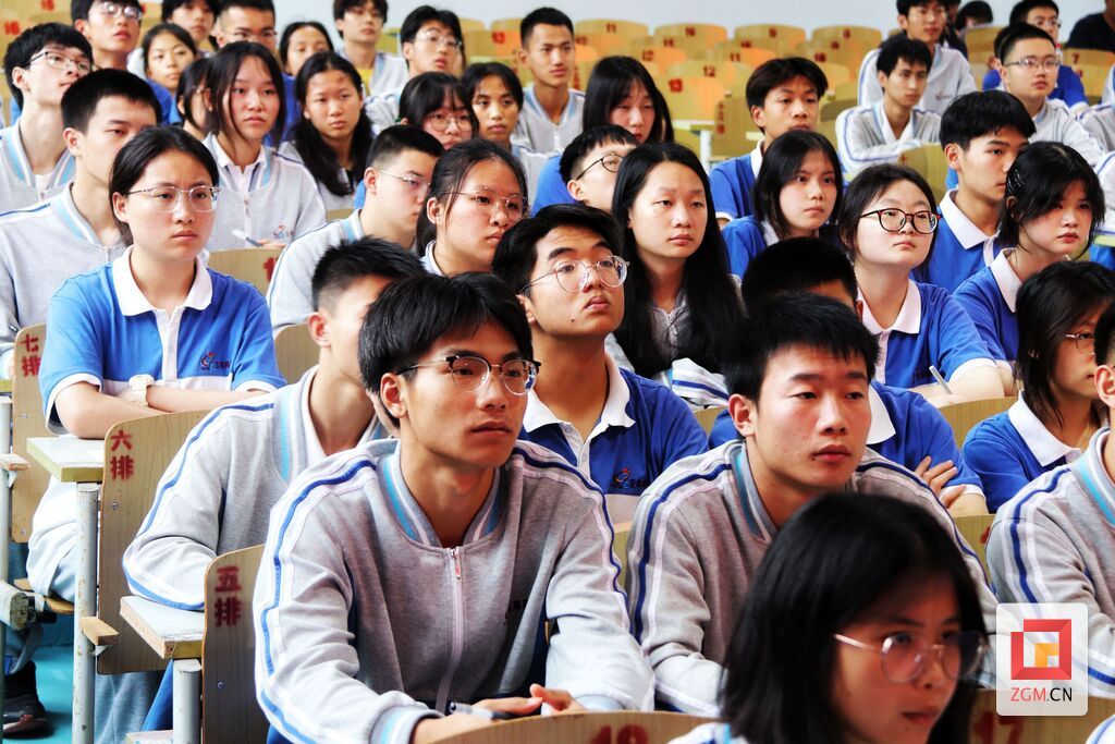 3學(xué)生認(rèn)真聽講.jpg