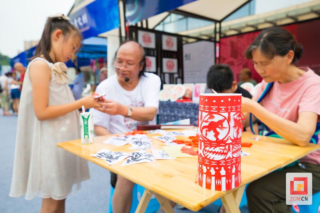 自貢剪紙惟妙惟肖.jpg