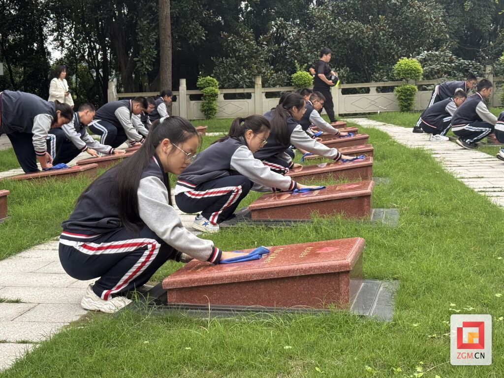 解放路中学学生擦拭烈士墓碑.jpg
