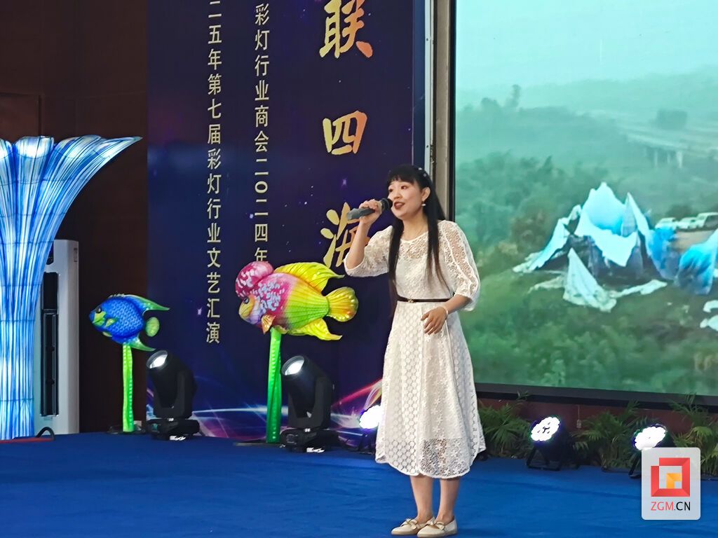 在2025年彩灯行业文艺汇演中唱歌.jpg