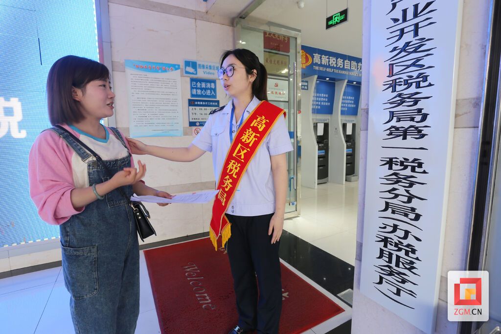 辦稅人員耐心為納稅人消除疑慮.JPG