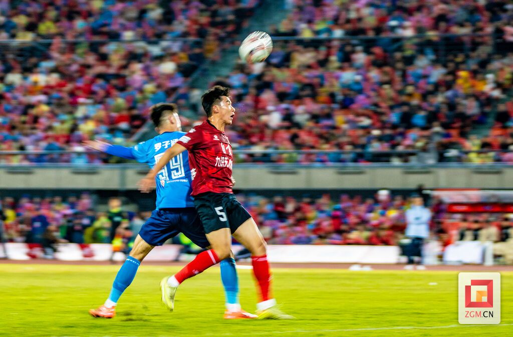 队员奋力拼抢 记者 叶卫东 摄.jpg