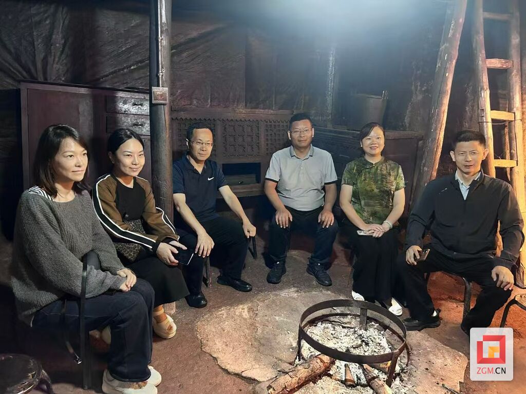 活動參與者在三河村“圍爐話初心”.jpg
