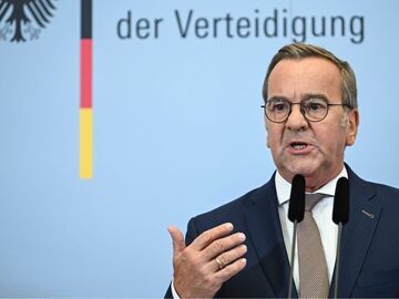 德国防长：欧洲对美交往“不能像兔子看到蛇”