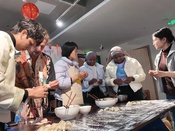 新春走基层丨一顿“百家年夜饭”  让漂泊的数字游民找到“此心安处”