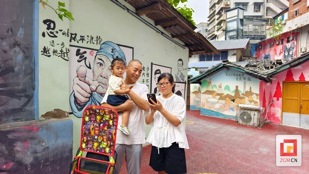 市民漫步贡井区筱溪街道彩绘街巷“记者罗祥瑞摄.jpg