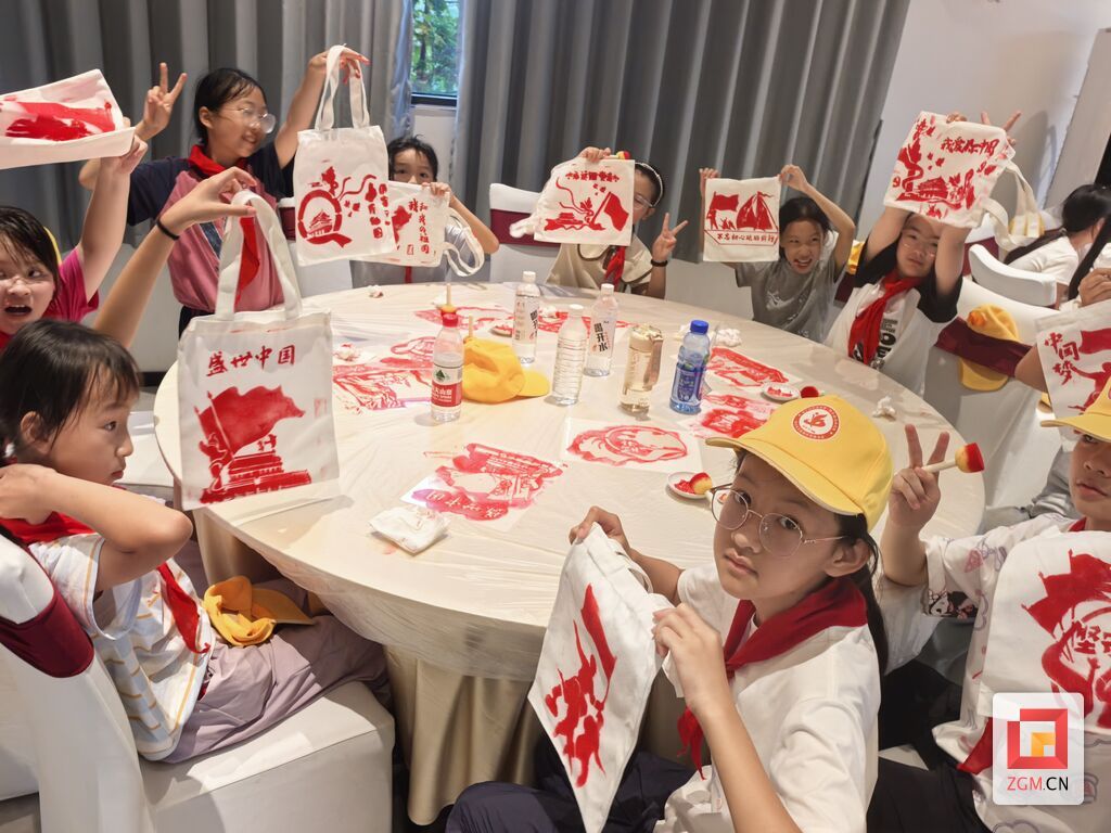 7月9日晚上，富顺县2026年“老少同声颂党恩・携手奋进新征程”青少年夏令营营员们开展红色主题手工制作.jpg