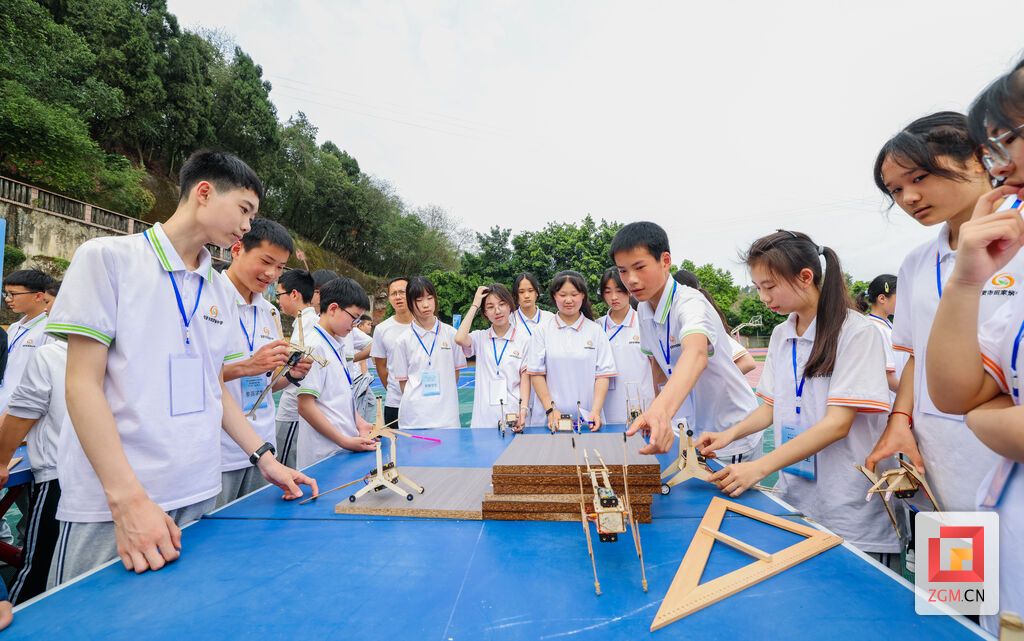 市田家炳中学学生参加科技活动.jpg