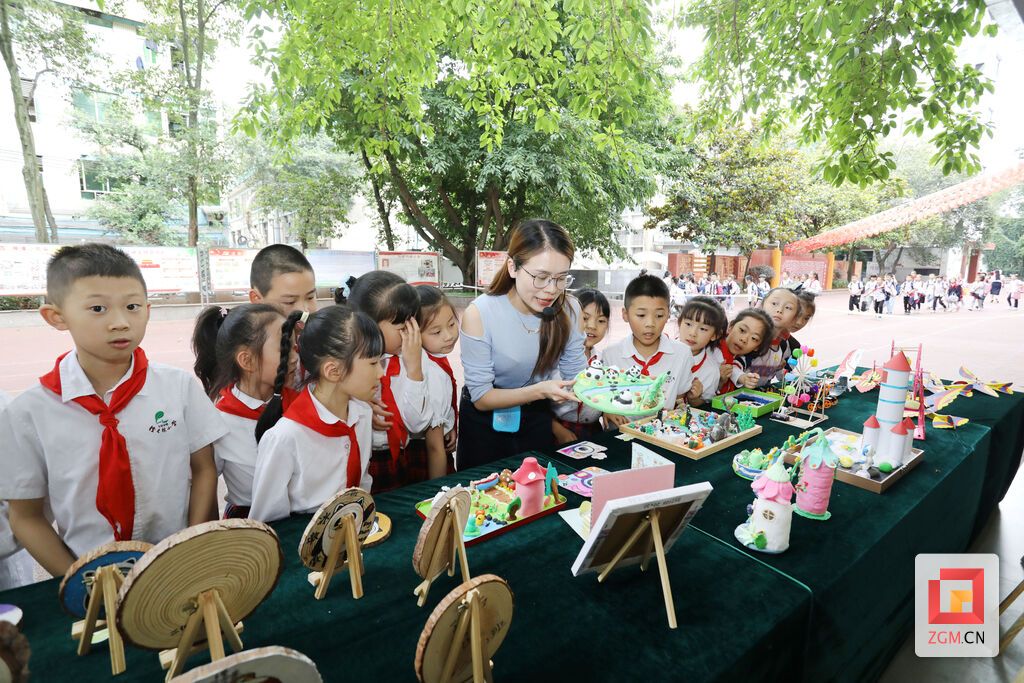 檀木林小学学生参加社团活动.jpg