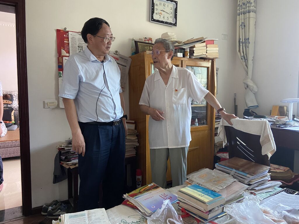 自貢市檢察院檢察長(zhǎng)、市江姐故里紅色教育基地項(xiàng)目建設(shè)領(lǐng)導(dǎo)小組副組長(zhǎng)、辦公室常務(wù)副主任、史料收集組組長(zhǎng) 黃國(guó)清率隊(duì)到楊俊生老人家中慰問