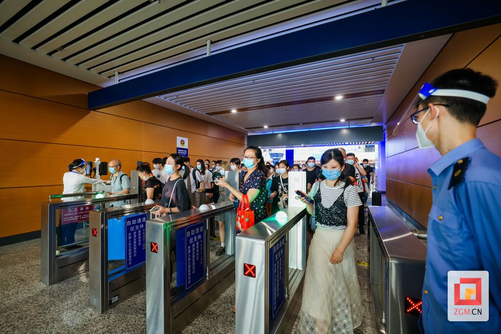 高鐵帶好口罩過閘機(jī).jpg