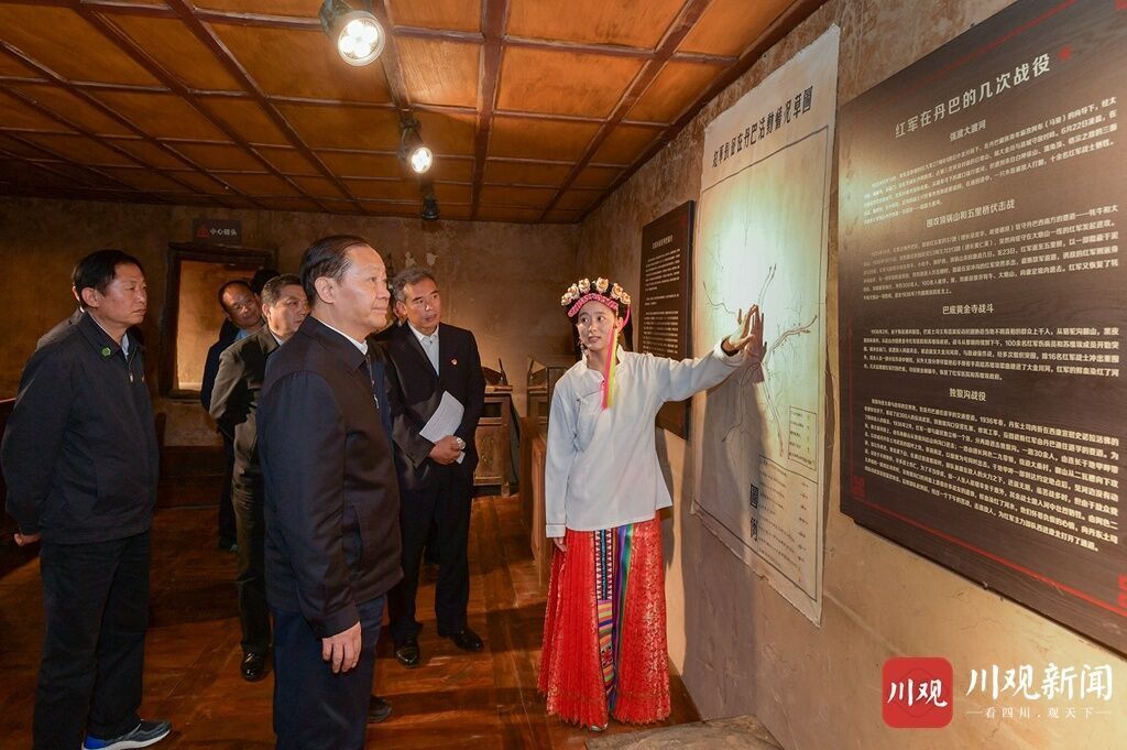 ▲4月27日，省委书记彭清华到丹巴县甲居镇甲居藏寨的红五军团政治部旧址，了解红军在丹巴革命历史和旧址保护管理状况。