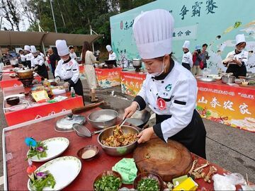 飞龙峡镇：“鸡王”争霸燃金秋 森林旅居添亮色