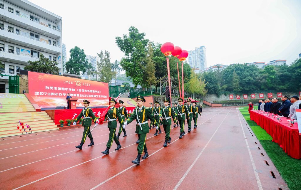 仪仗队步履铿锵 记者 宋姿熠 摄.jpg