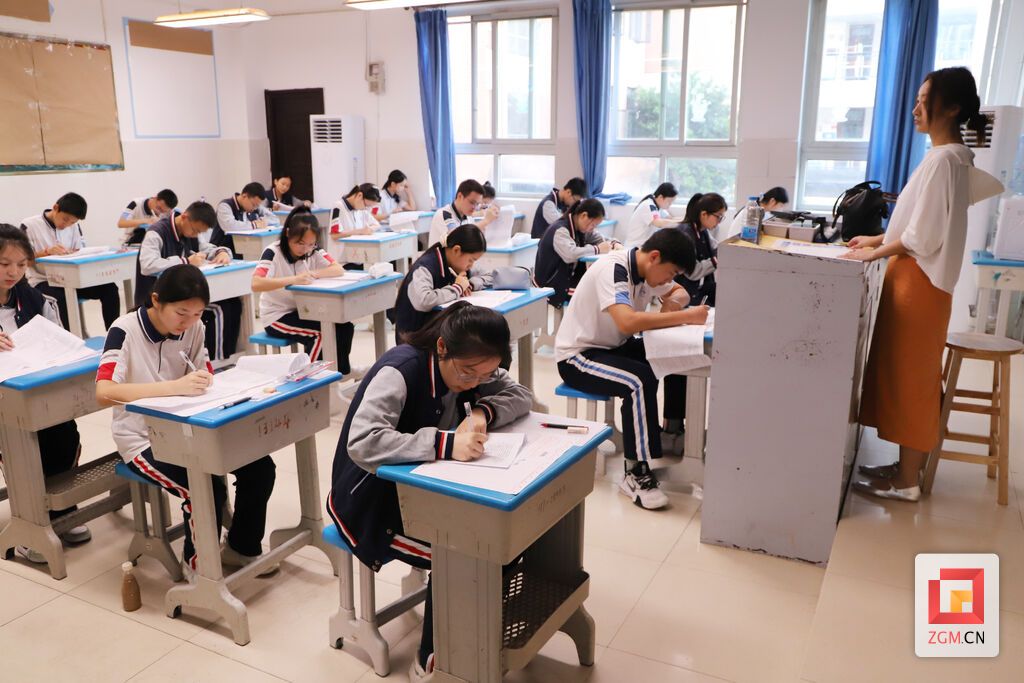 9点 考试开始 记者 陈凡逸 摄.JPG
