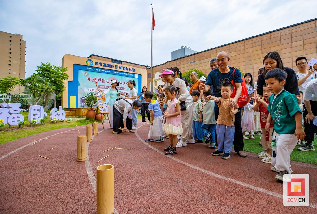 高新区卧龙湖幼儿园庆六一 记者叶卫东摄 (2).jpg