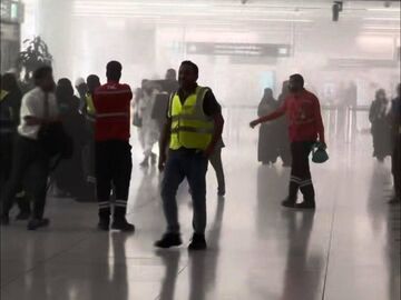 中国旅客亲历利雅得机场航站楼遇袭：“爆炸点距我不到五百米” 使馆：尚无中国公民伤亡报告